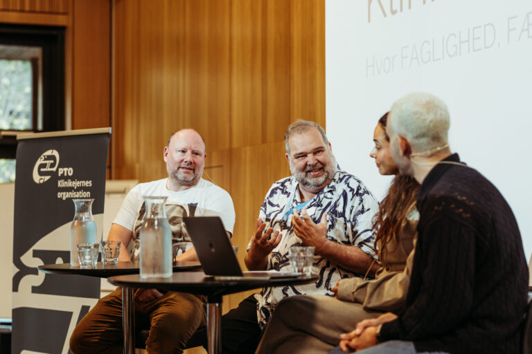 Oplægsholdere i debat på scenen