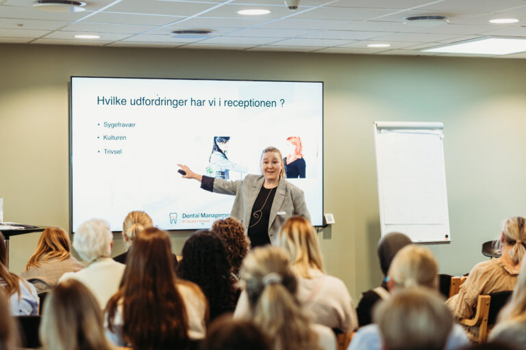 Oplægsholder holder oplæg