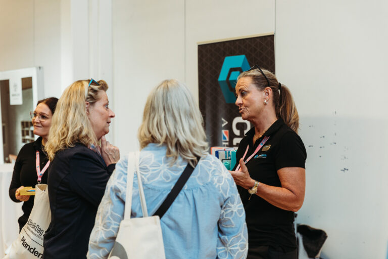 Udstiller har dialog med deltagere