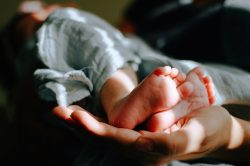Babyfødder i voksnes hænder