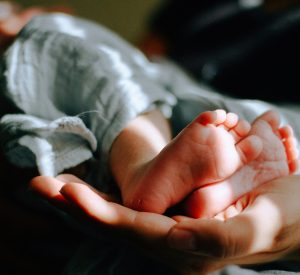 Babyfødder i voksnes hænder